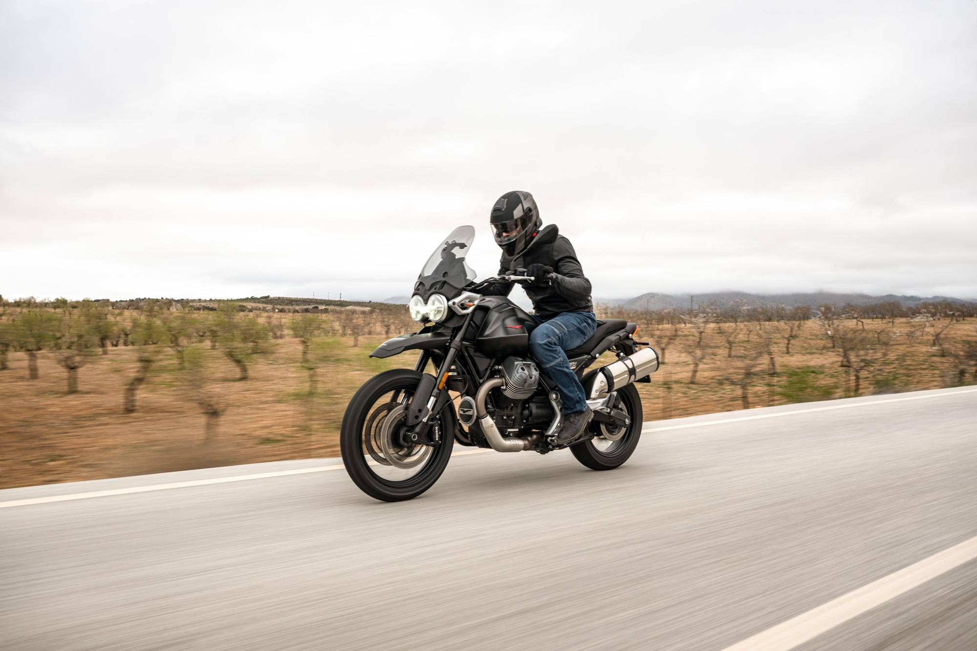 moto-guzzi-v85-strada-2024-millepercento-1