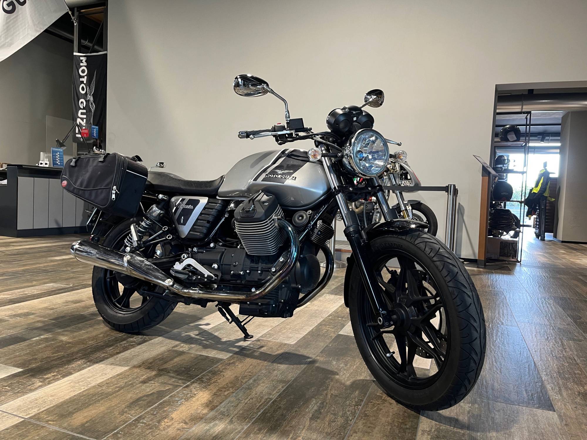 Moto-Guzzi-Millepercento-v7-special-15