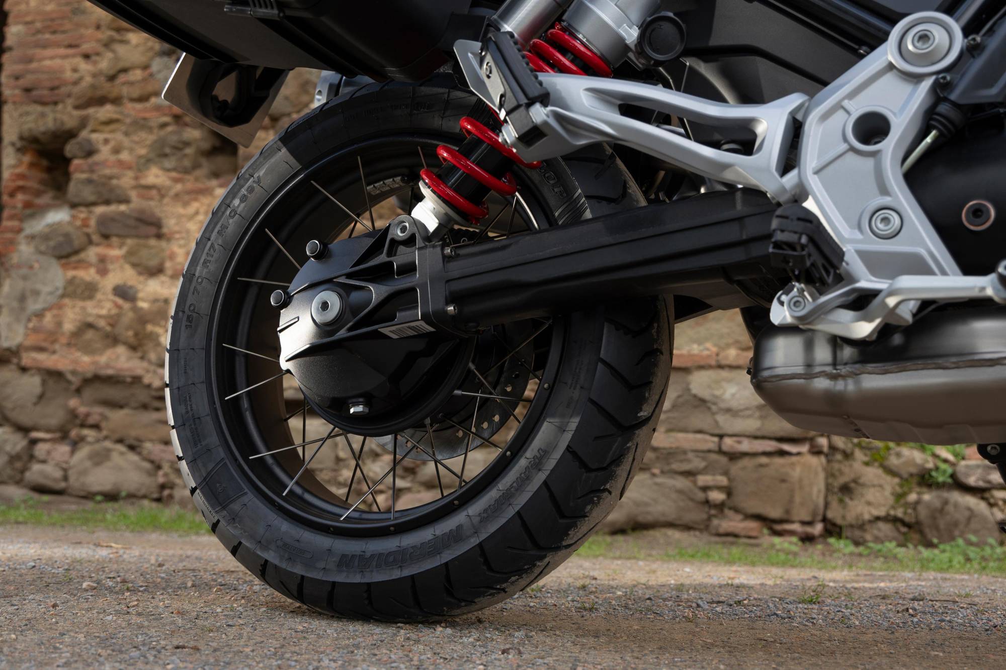 moto-guzzi-v85-tt-travel-2024-accessori-millepercento-3