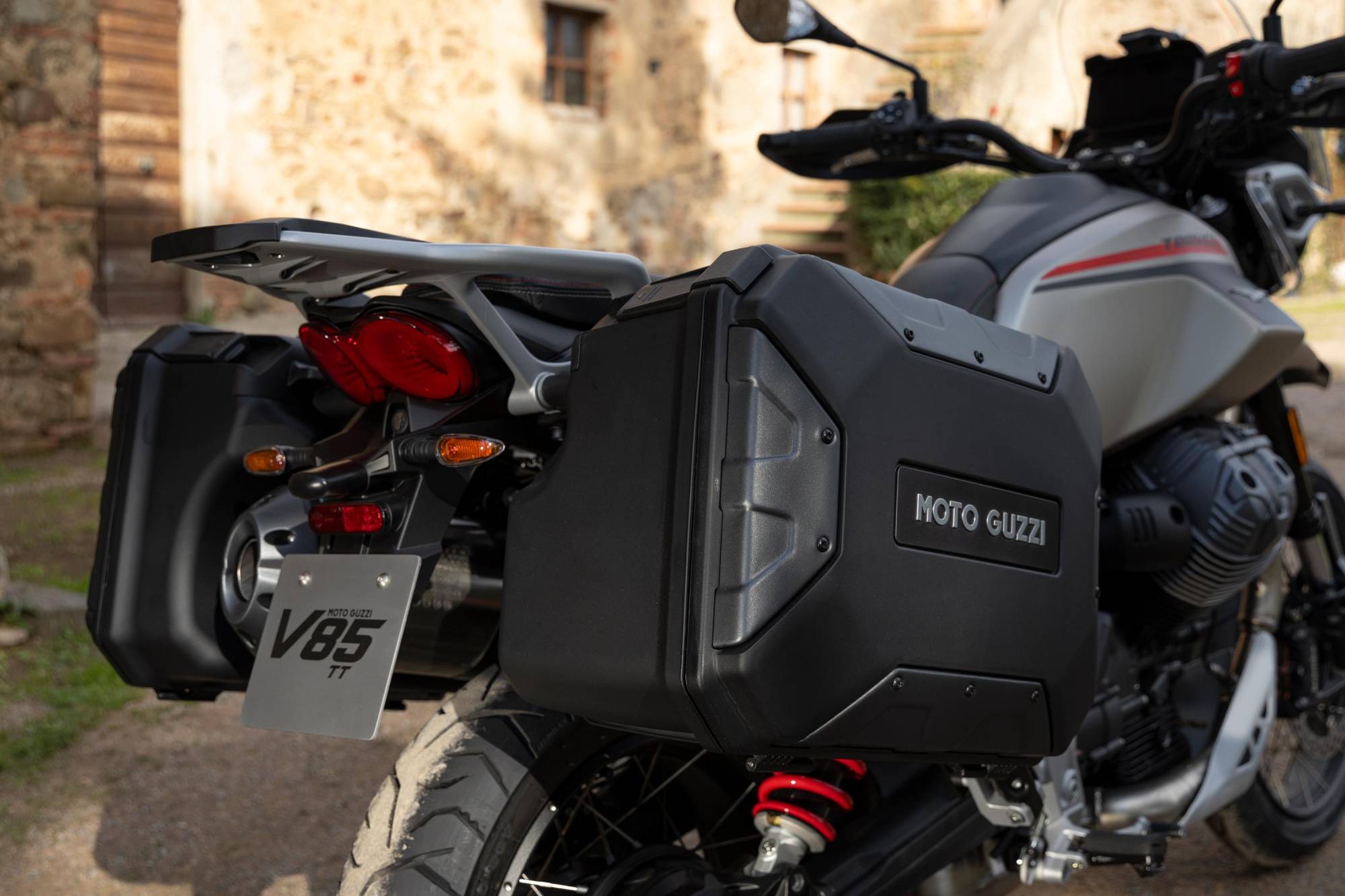 moto-guzzi-v85-tt-travel-2024-accessori-millepercento-1