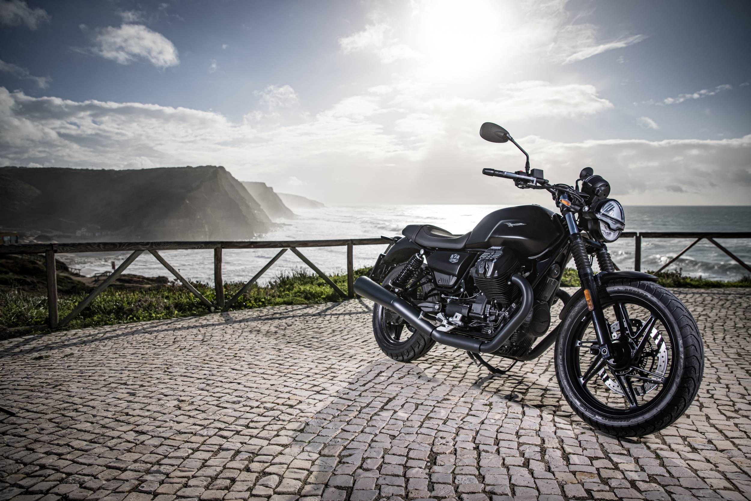 millepercento-moto-guzzi-v7-stone-nero-ruvido-ambientata-3